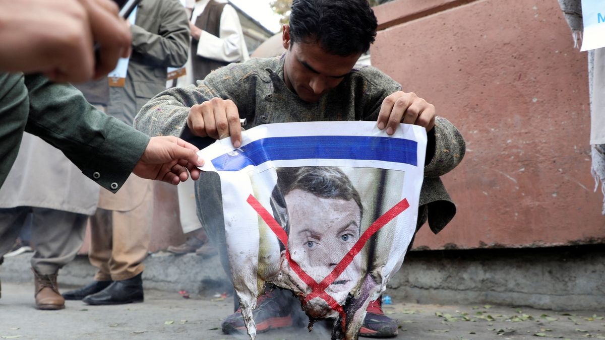 Les musulmans du monde entier ont brûlé des photos de Macron et le drapeau français